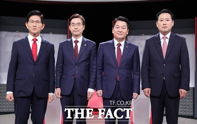 김문수·장동혁 국민의힘 당대표 후보는 17일 대선 패배 이후 위기를 극복하기 위해서 내부 분열을 막아야 한다고 주장했다. 안철수·조경태 후보는 윤석열 전 대통령과 계엄 옹호에 책임이 있다고 강조했다. (왼쪽부터) 김 후보, 조 후보, 안 후보, 장 후보. /뉴시스