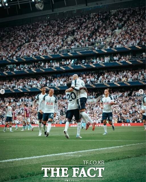 히샬리송이 쿠두스의 어시스트를 골로 연결시킨 직후 홈팬들과 함께 기뻐하는 토트넘 선수들./토트넘 SNS