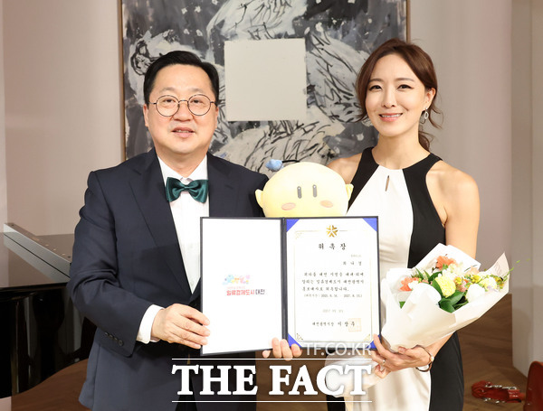 이장우 대전시장(왼쪽)이 플루티스트 최나경(오른쪽)에게 지난 16일 홍보대사 위촉장을 수여하고 있다. /대전시
