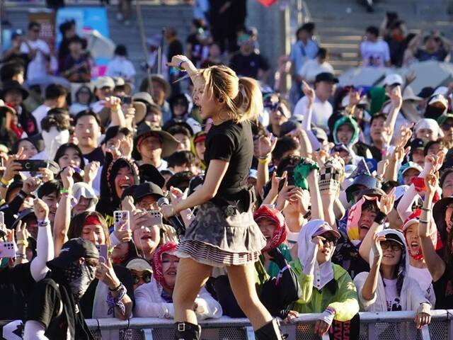 16일 전라북도 전주시 전북대학교에서 열린 전주얼티밋뮤직페스티벌 2025에서 밴드 카디의 보컬 김예지가 열정적인 무대를 펼치고 있다. 이날 공연에는 카디를 비롯해 첫 내혼공연이 성사된 드래곤포스·네모필라 등 30개 팀이 출연했다./전주얼티밋뮤직페스티벌 조직위원회