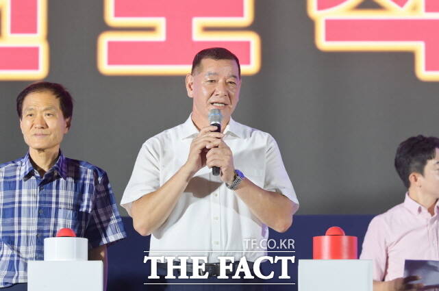 최원철 공주시장이 지난15일 공주시 금강신관공원 특설무대에서 제1회 공주야(夜)밤 맥주축제 개막식에 앞서 열린 선포식에서 인삿말을 하고 있다. /공주시