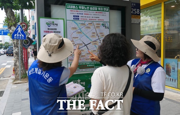 2025 대전 0시 축제에서 자원봉사자들이 활동하고 있는 모습./대전시