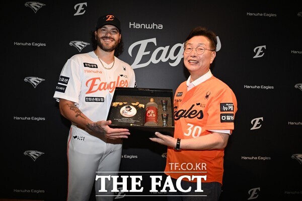 김제선 대전 중구청장(오른쪽)이 지난 14일 코디 폰세(왼쪽)에게 대기록 축하 선물을 전달하고 있다. /대전 중구