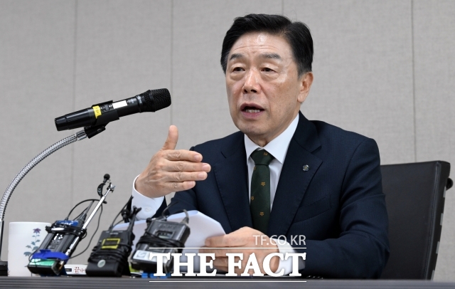 더불어민주당은 17일 광복은 연합국 승리로 얻은 선물이라고 밝혀 항일 투쟁 폄훼 논란을 일으킨 김형석 독립기념관장에 대해 파면을 촉구했다. /임영무 기자