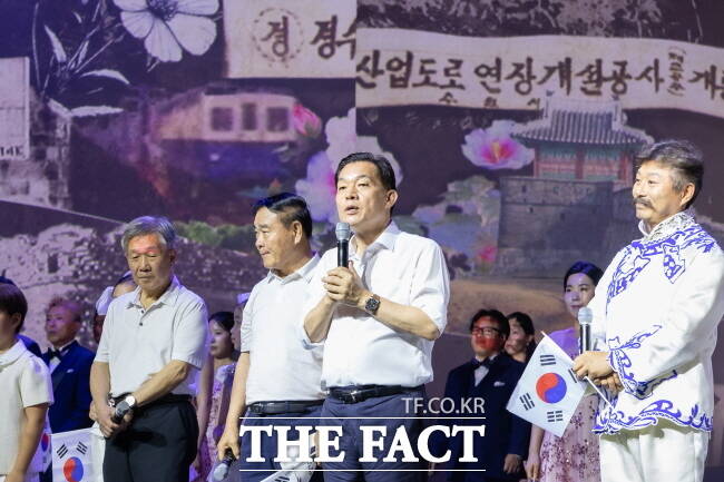 이재준 수원시장이 15일 수원제1야외음악당에서 열린 광복 80주년 기념 수원시민 대합창에 참석, 인사말을 하고 있다./수원시