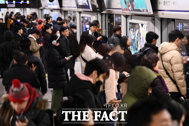 17일 직장인 절반이 헌법에 보장된 단결권·단체교섭권·단체행동권 등 노동 3권을 보장받지 못하고 있다고 생각하는 것으로 조사됐다. 사진은 지난 1월 5일 오전 서울 용산구 서울역 1호선 승강장에서 시민들이 열차를 기다리는 모습. /서예원 기자