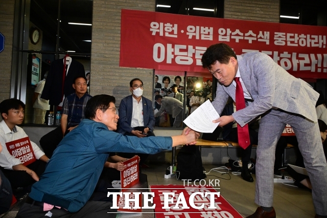 김문수 국민의힘 당대표 후보는 17일 당대표 후보 2차 TV 토론회를 앞두고 이재명 특검의 칼날이 국민의힘 심장을 겨누고 있다고 주장했다. 사진은 지난 14일 김 후보가 서울 여의도 국민의힘 중앙당사에서 특검 압수수색 중단 농성 중 전한길 씨와 만나 반갑게 악수하는 모습. /남윤호 기자