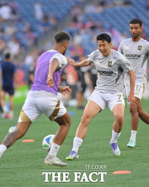 LAFC의 공격수 손흥민(오른쪽)은 16일 뉴잉글랜드와 2025 MLS 원정경기에서 미국 진출 후 첫 선발 경기를 펼치며 첫 도움을 기록했다./LAFC SNS