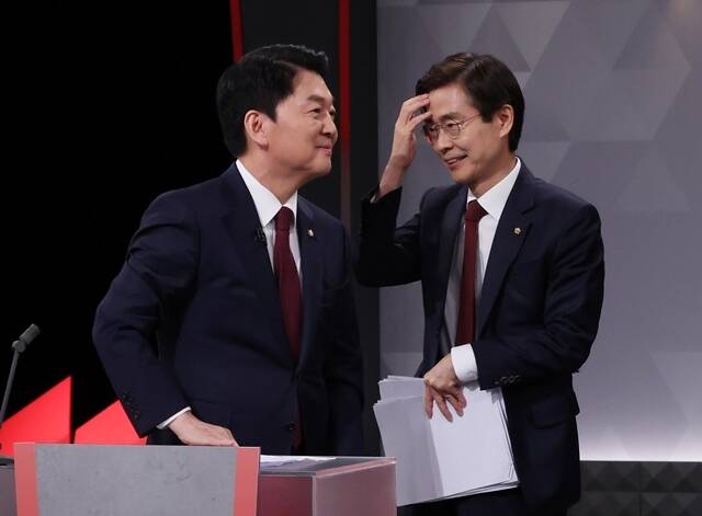 안철수·조경태 국민의힘 당대표 후보는 17일 김건희 특검의 국민의힘 중앙당사 압수수색 시도에 대해 협조해야 한다는 취지의 입장을 밝혔다. 사진은 안 후보(왼쪽)와 조 후보가 이날 국민의힘 당대표 2차 TV 토론회에 참석한 모습. /뉴시스