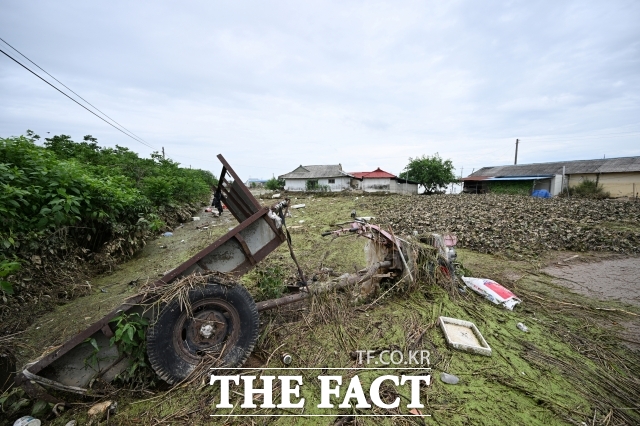 17일 정부는 지난 7월 16~20일 발생한 집중호우 피해액을 1조848억원으로 확정했다. 피해 복구에는 2조7235억원을 투입한다. 사진은 지난 7월 18일 오후 충남 예산군 삽교읍 일대에 경운기가 널브러져 있는 모습. /사진=박헌우 기자