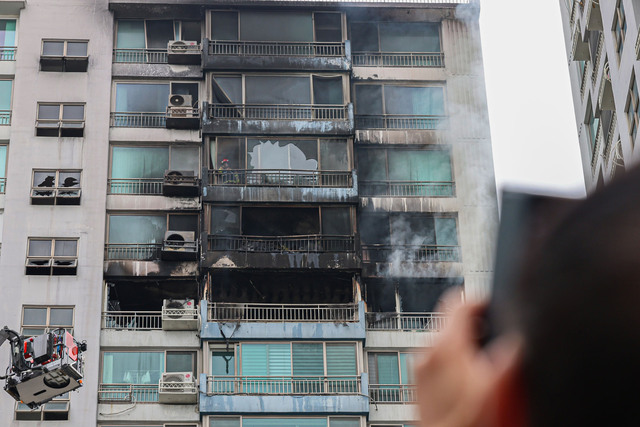 17일 소방당국에 따르면 서울 마포구 창전동 아파트에서 오전 8시11분께 화재가 발생해 1명이 숨지고 9명이 다쳤다.. 사진은 이날 서울 마포구 창전동 한 아파트에서 화재가 발생해 소방대원들이 진압하는 모습. /사진=뉴시스