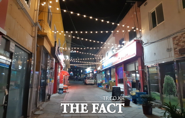 영세자영업자의 부가가치세·종합소득세 신용카드납부 수수료는 0.8%에서 0.4%로 0.4%p 내려간다. 사진은 진도군 골목상권. /진도군 제공