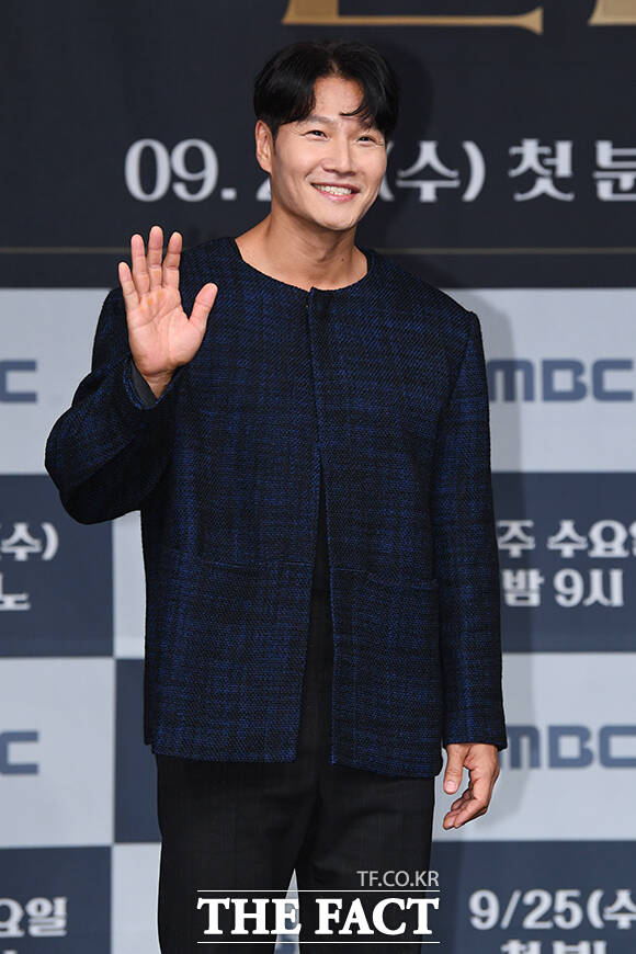 가수 김종국이 자필 편지로 팬들에게 결혼 소식을 전했다. /서예원 기자