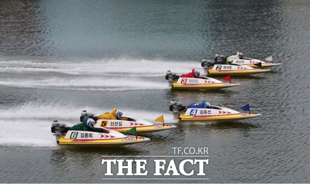 미사경정장에서 선수들이 경주 스타트라인을 통과하며 경합을 펼치고 있다./국민체육진흥공단