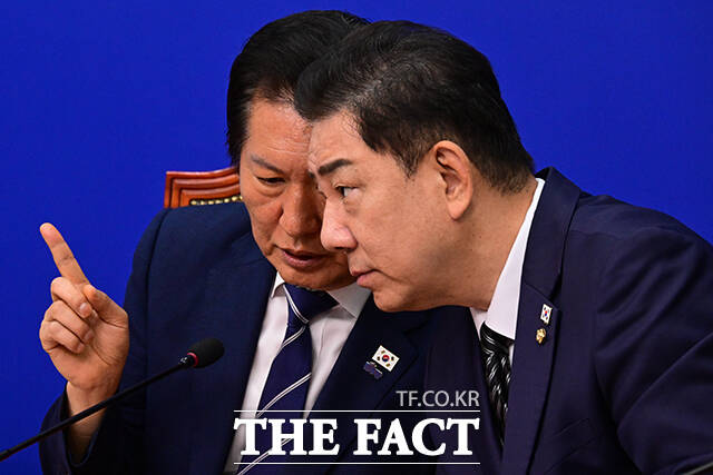 더불어민주당이 18일 광복절 경축사로 논란을 빚은 김형석 독립기념관장의 파면을 촉구했다. 사진은 민주당 정청래(왼쪽) 대표와 김병기 원내대표. /남윤호 기자