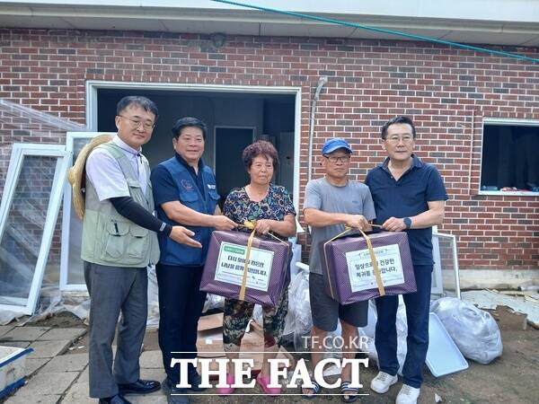 대전시자원봉사센터와 한밭주거복지사회적협동조합 소속 자원봉사자들이 지난 15일부터 16일까지 이틀 동안 충남 아산시 염치읍 곡교리에서 침수 피해를 입은 두 가정의 주택을 대상으로 침수 가구의 재건을 도왔다./대전시자원봉사센터