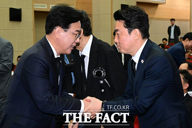 송언석 국민의힘 비상대책위원장 겸 원내대표(왼쪽)가 18일 서울 동작구 국립서울현충원 현충관에서 열린 김대중 전 대통령 서거 16주기 추도식에 참석해 강훈식 대통령비서실장과 인사하고 있다. /남윤호 기자