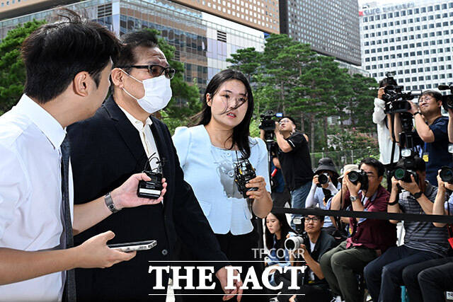 무속인 건진법사 전성배 씨가 18일 오전 서울 종로구 KT광화문빌딩 웨스트에 마련된 민중기 특검 사무실에 출석하고 있다. /남용희 기자