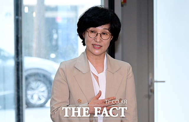 원민경 여성가족부 장관 후보자가 18일 오전 서울 서대문구 한국청소년활동진흥원에 마련된 인사 청문회 준비사무실로 첫 출근해 소감을 밝히고 있다. /임영무 기자