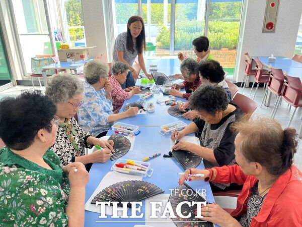 대덕구노인종합복지관이 18일 신대노인복지관 2층 식당에서 총 4회기로 자개부채 만들기, 냅킨 스탠드 만들기 등 노인맞춤돌봄서비스 찾아가는 프로그램 상상 작업실을 진행했다. /대덕구노인종합복지관
