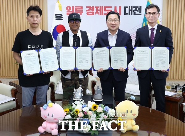 대전시가 18일 코드바이젠트리와 협업해 꿈씨 스니커즈를 제작해 한정판매하기로 발표했다. /대전시