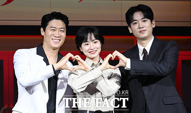 배우 진선규와 방효린, 조현철(왼쪽부터)이 18일 오전 서울 마포구 호텔 나루 서울 엠갤러리에서 열린 넷플릭스 새 시리즈 애마 제작발표회에 참석해 포즈를 취하고 있다. /박헌우 기자