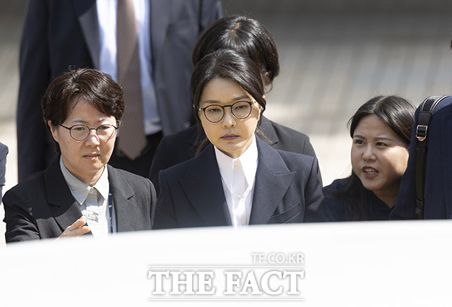 윤석열 전 대통령 부인 김건희 여사가 12일 서울 서초구 서울중앙지법에서 열린 구속 전 피의자 심문(영장실질심사)를 마치고 나오고 있다. 2025.08.12 사진공동취재단