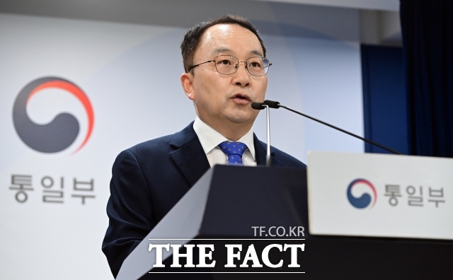 구병삼 통일부 대변인은 18일 윤석열 정부의 8·15 통일 독트린을 폐기하고 남북 신뢰 회복 조치를 일관되게 추진하겠다고 밝혔다. 앞서 윤석열 정부는 8·15 통일 독트린을 통해 사실상의 흡수통일론을 제시한 바 있다. /임영무 기자