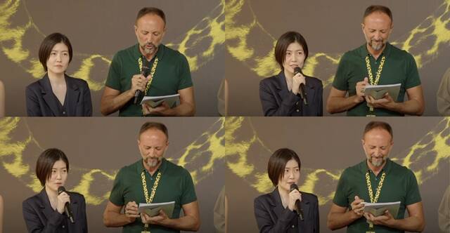 배우 심은경(왼쪽)이 지난 16일 스위스에서 개최된 제78회 로카르노국제영화제 폐막식에서 황금표범상을 품에 안았다. /팡파레, 로카르노국제영화제 공식 영상 캡쳐, 비터스엔드(Bitters End, Inc)