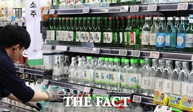 지난해 하이트진로 참이슬에 이어 롯데칠성음료가 처음처럼 도수를 16도로 낮춘 가운데 주류업계가 저도수 주류 수요 증가에 대응하고 있다. /뉴시스