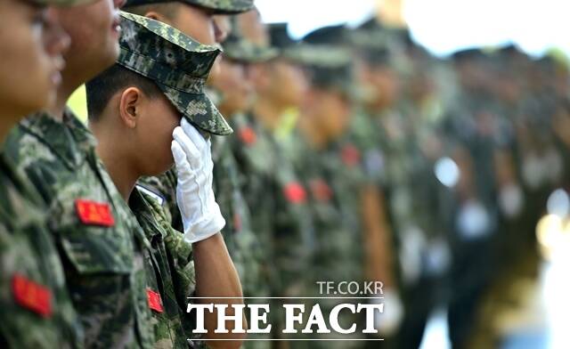 2023년 8월 22일 오전 경북 포항시 남구 해병대 1사단 내 김대식 관에서 엄수된 고 채수근 상병 영결식에서 한 해병대원이 눈물을 닦고 있다. /뉴시스