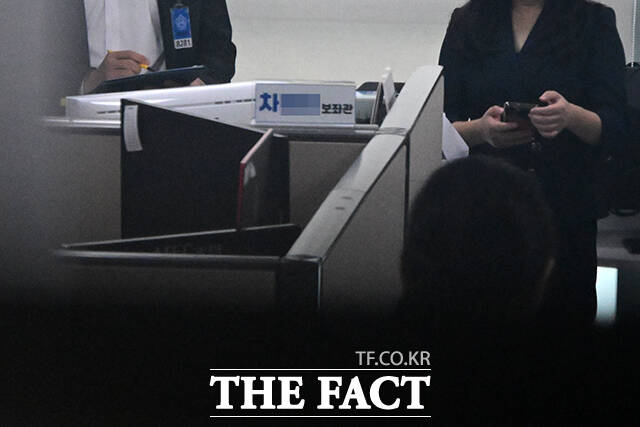 미공개 정보를 이용해 주식을 차명으로 거래한 혐의를 받는 이춘석 무소속 의원을 수사 중인 경찰이 압수물 분석을 마친 뒤 추가 소환 조사도 검토할 방침이다.사진은 이춘석 의원의 차명 주식 거래를 수사하고 있는 서울경찰청 금융범죄수사대가 지난 11일 서울 여의도 국회 의원회관에서 이 의원의 사무실을 압수수색하는 모습. /국회=남윤호 기자