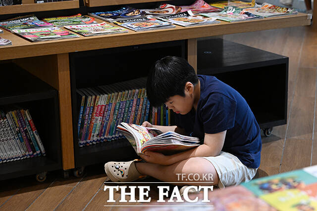 기상청에 따르면 이날 한반도는 제주 부근 해상에서 동쪽으로 이동하는 고기압의 영향을 받고 있다. 19일부터 21일 사이에는 일본 남쪽 해상에 위치한 고기압의 가장자리에 들면서 무더운 날씨가 지속될 것으로 관측된다. 사진은 지난 10일 오후 서울 강남구 코엑스 별마당도서관에서 시민들이 책을 읽으며 더위를 피하고 있는 모습. /서예원 기자