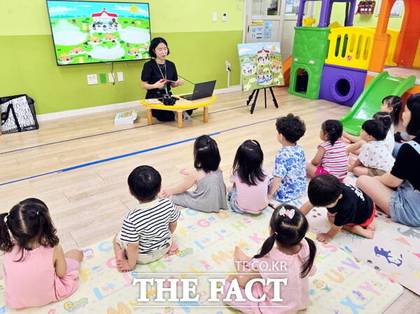 대전시사회서비스원 소속 회덕하나푸르니어린이집이 18일 글로벌 아동 권리 전문 비정부조직(NGO) 굿네이버스 대전·충북 사업본부의 나눔 인성교육 프로그램인 좋은이웃유아기관 캠페인에 44호 나눔 유아 기관으로 참여했다. /대전시사회서비스원