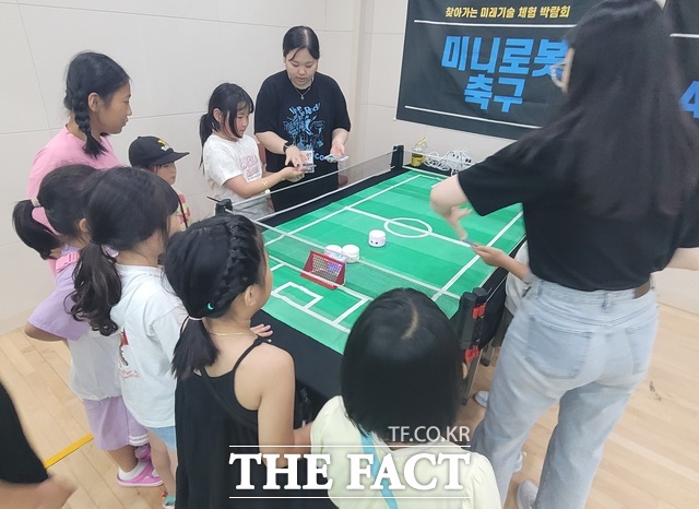 강진군 청소년들이 팝업놀이터에서 VR 모션인식 스포츠를 하고 있다./강진군