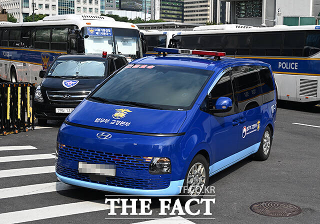 자본시장법 위반 등 혐의로 구속 수감된 윤석열 전 대통령 부인 김건희 씨가 18일 오전 서울 종로구 KT광화문빌딩 웨스트에 마련된 민중기 특검 사무실에 호송차를 타고 출석하고 있다. /박헌우 기자