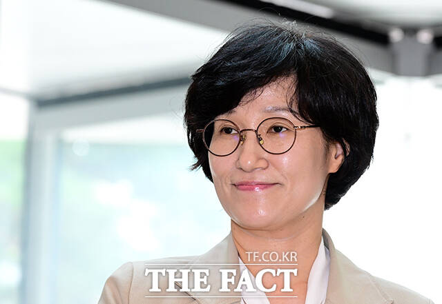 원민경 여성가족부 장관 후보자가 18일 오전 서울 서대문구 한국청소년활동진흥원에 마련된 인사 청문회 준비사무실로 출근해 소감을 밝히고 있다. /임영무 기자