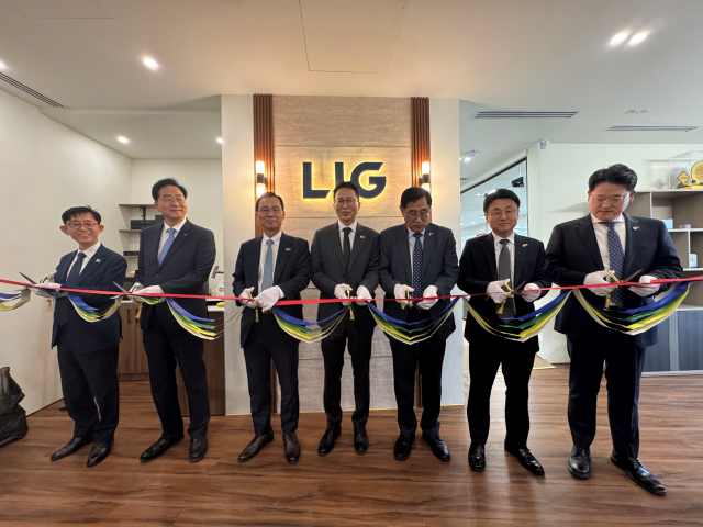 LIG넥스원이 사우디아라비아 현지 사무소를 확장 이전했다. 관계자가 14일(현지시간) 확장 이전 기념식에서 기념촬영을 하고 있다. (왼쪽부터) LIG넥스원 조용주 미사일시스템연구개발본부장, 이현수 해외사업부문장, 신익현 대표이사, 서무경 사우디아라비아사무소장, 백형식 해외사업본부장, 윤승욱 해외2사업부장, 장동권 해외사업기획관리실장. /LIG넥스원