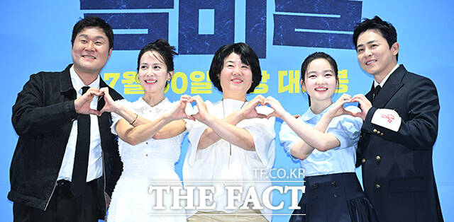 조정석(오른쪽) 주연의 좀비딸이 개봉 3주 차 주말 박스오피스 정상을 차지하며 흥행 질주를 이어갔다. /박헌우 기자