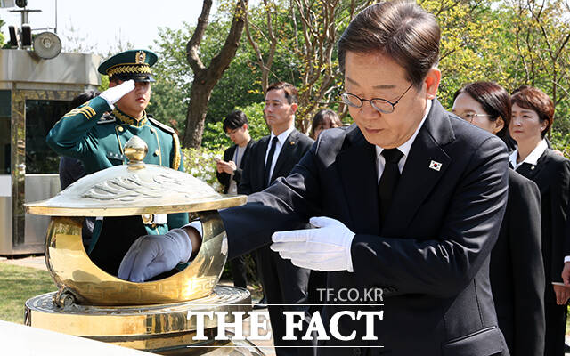 이재명 대통령은 18일 김대중 전 대통령 서거 16주기를 맞아 앞장서 열어주신 그 길 따라 멈추지 않고 직진하겠다고 다짐했다. 이재명 당시 더불어민주당 대선 후보가 4월 28일 오전 서울 동작구 국립서울현충원 김 전 대통령 묘역을 찾아 분향하고 있다. /남윤호 기자