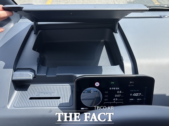 크래시패드 상단에 마련된 덮개형 수납공간. 자주 쓰는 소지품을 보관하기에 적합하다. /황지향 기자