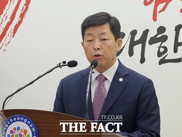 박병주 충남도 행정부지사가 18일 도청 프레스센터에서 기자회견을 열고 지천댐 관련 청양군의 입장 피력을 촉구하고 있다. /이정석 기자