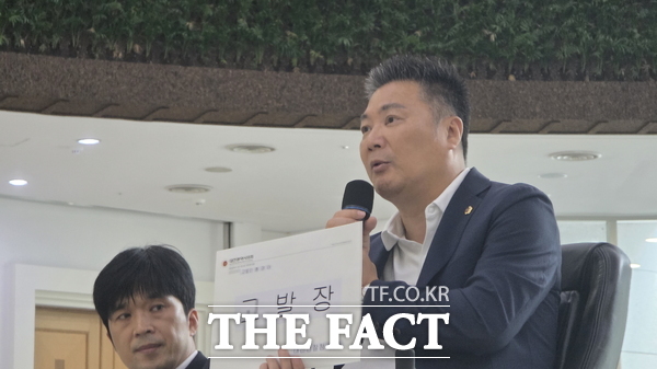 대전장애인권익수호추진연대와 황경아 대전시의회 부의장이 18일 대전시의회에서 기자회견을 열고 대전한화생명볼파크 내 장애인석을 특별석으로 바꿔 판매한 한화이글스를 규탄했다. 황경아 대전시의회 부의장은 수사기관에 고발을 예고하고 있다. /정예준 기자