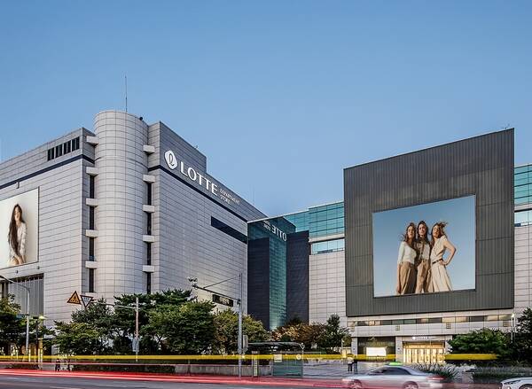 롯데백화점이 지난 14일 인천점 1층에 인천 지역 최초의 루이 비통 남성 전문 매장을 선보였다. /롯데백화점