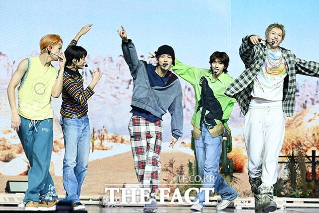 그룹 코르티스(CORTIS)가 18일 오후 서울 용산구 블루스퀘어 SOL 트래블홀에서 열린 데뷔 앨범 COLOR OUTSIDE THE LINES(컬러 아웃사이드 더 라인스) 발매 기념 쇼케이스에 참석해 타이틀곡 What You Want(왓 유 원트) 무대를 펼치고 있다. /서예원 기자