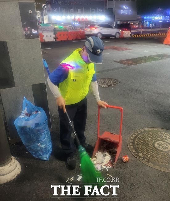 야간 경광등을 부착하고 작업하는 환경공무관 모습./안양시