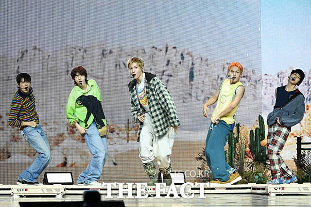 그룹 코르티스(CORTIS)가 18일 오후 서울 용산구 블루스퀘어 SOL 트래블홀에서 열린 데뷔 앨범 COLOR OUTSIDE THE LINES(컬러 아웃사이드 더 라인스) 발매 기념 쇼케이스에 참석해 타이틀곡 What You Want(왓 유 원트) 무대를 펼치고 있다. /서예원 기자