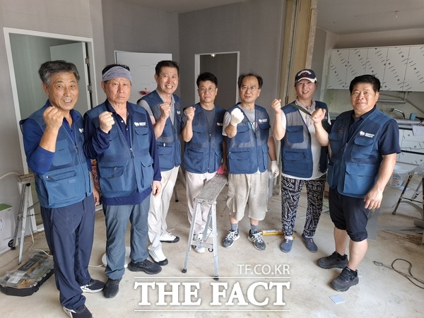 대전시자원봉사센터와 한밭주거복지사회적협동조합 소속 자원봉사자들이 지난 15일부터 16일까지 이틀 동안 충남 아산시 염치읍 곡교리에서 침수 피해를 본 두 가정의 주택 재건을 도왔다./대전시자원봉사센터