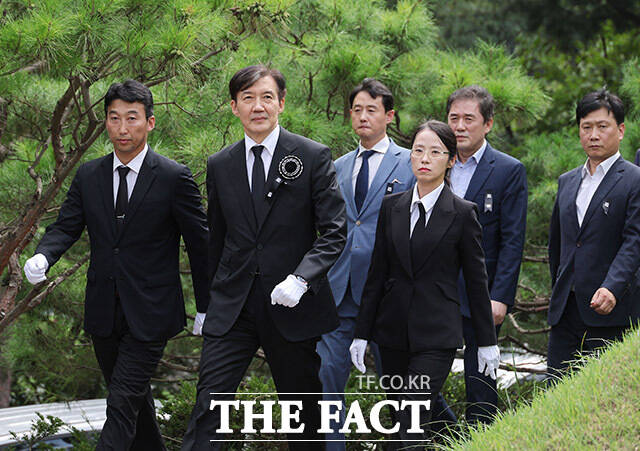 조국 전 조국혁신당 대표가 광복절 특별 사면과 동시에 정치 행보에 나서면서 정치권의 기대와 우려나 나온다. 18일 오후 서울 동작구 국립서울현충원 고 김대중 전 대통령 묘역를 찾은 조 전 대표. /남용희 기자