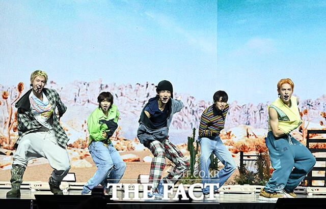 그룹 코르티스(CORTIS)가 18일 오후 서울 용산구 블루스퀘어 SOL 트래블홀에서 열린 데뷔 앨범 COLOR OUTSIDE THE LINES(컬러 아웃사이드 더 라인스) 발매 기념 쇼케이스에 참석해 타이틀곡 What You Want(왓 유 원트) 무대를 펼치고 있다. /서예원 기자